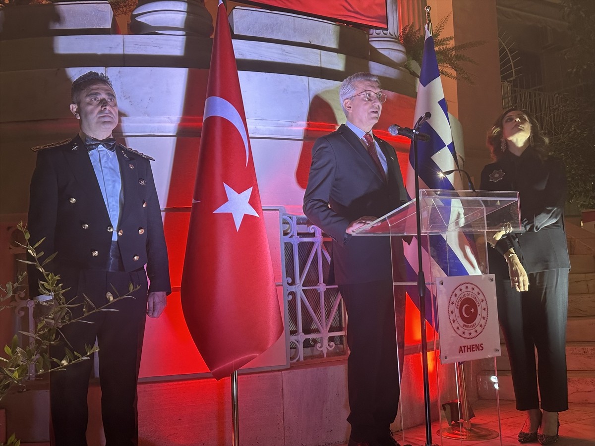 Yunanistan'ın başkenti Atina'da, Türkiye'nin Atina Büyükelçisi Çağatay Erciyes'in (solda) ev...