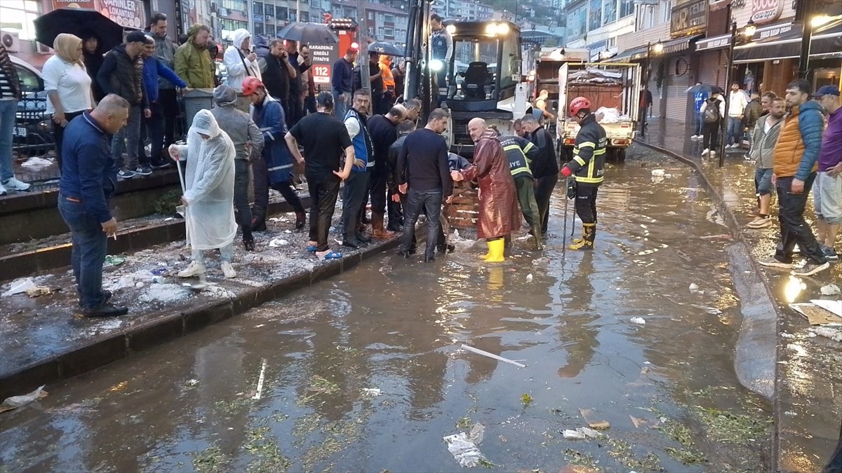 Zonguldak'ın Karadeniz Ereğli ilçesinde etkili olan sağanak günlük hayatı olumsuz etkiledi. Aniden...