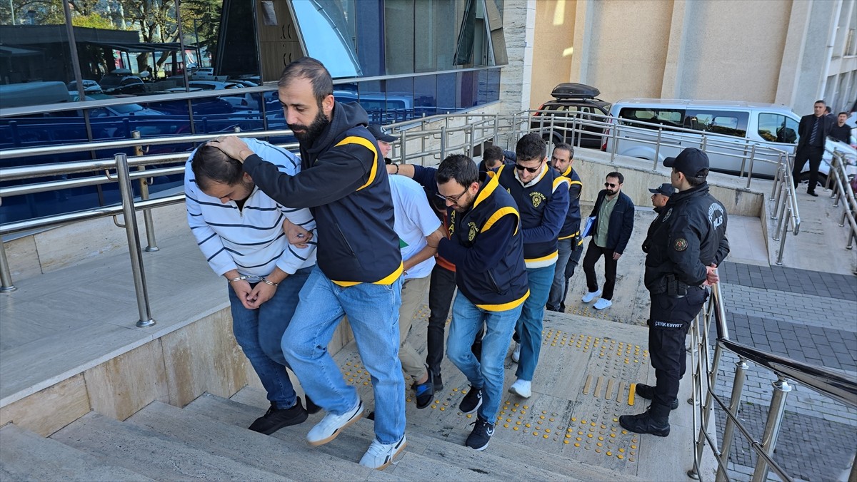 Zonguldak'ta emekli madencinin dolandırılmasına ilişkin gözaltına alınan 6 şüpheliden 5'i...