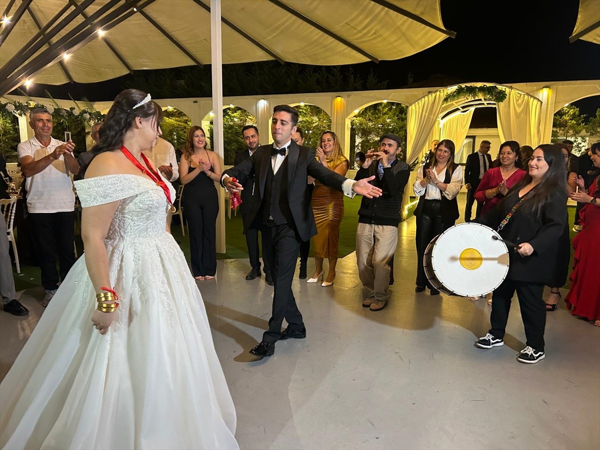 Zurnacı babası ile davulcu dedesinin düğünlerde birlikte çalmasını izleyerek büyüyen 24 yaşındaki...