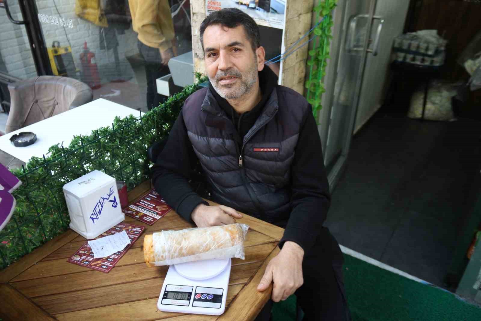 1 KİLOLUK TAVUK DÜRÜMÜ MERAK EDENLER DÜKKÂNDA YOĞUNLUK OLUŞTURURKEN ESNAF GELİN İSE "1 KİLODAN...