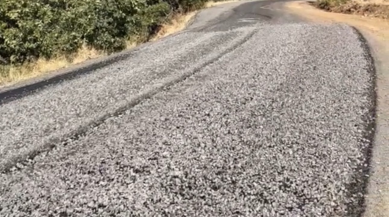 11. KARAYOLLARI BÖLGE MÜDÜRLÜĞÜ EKİPLERİ, ŞEMDİNLİ İLÇESİNE BAĞLI BAĞLAR NEHRİ KÖYÜNDE ZORLU BİR...