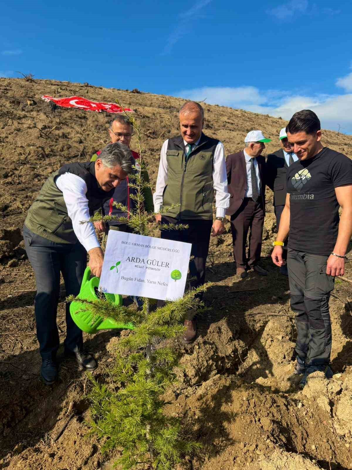 11 KASIM MİLLİ AĞAÇLANDIRMA GÜNÜ DOLAYISIYLA BOLU’DA DÜZENLENEN ETKİNLİKTE, BOLULU MİLLİ FUTBOLCU...