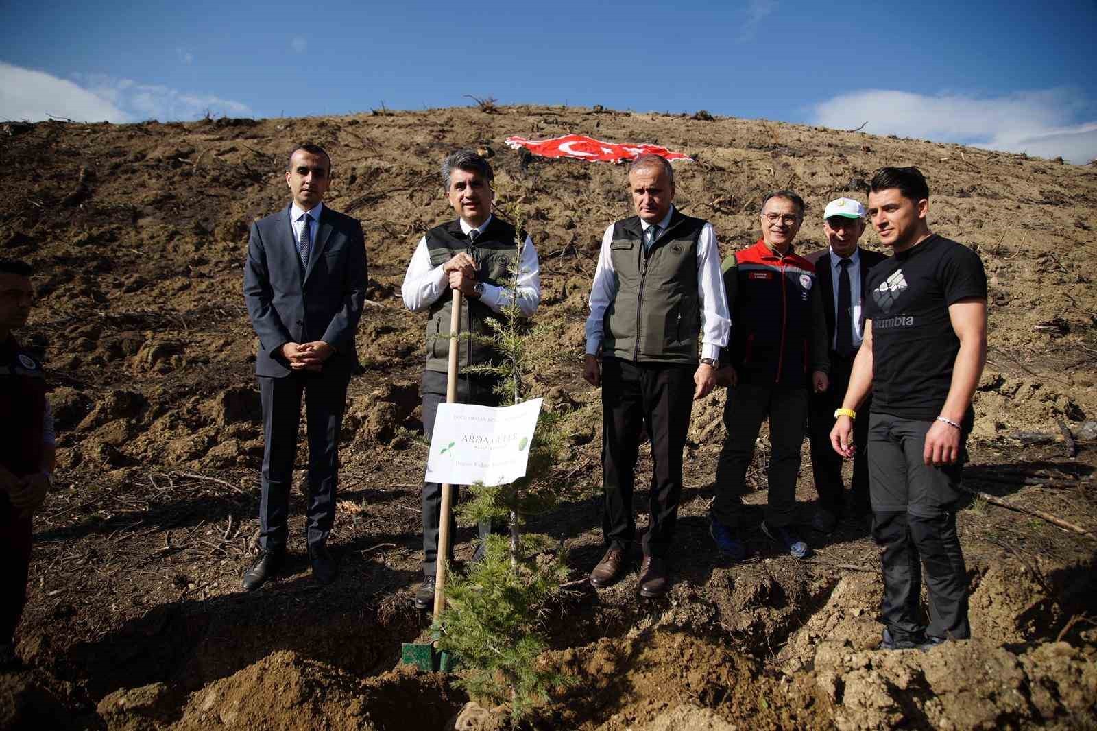 11 KASIM MİLLİ AĞAÇLANDIRMA GÜNÜ DOLAYISIYLA BOLU’DA DÜZENLENEN ETKİNLİKTE, BOLULU MİLLİ FUTBOLCU...