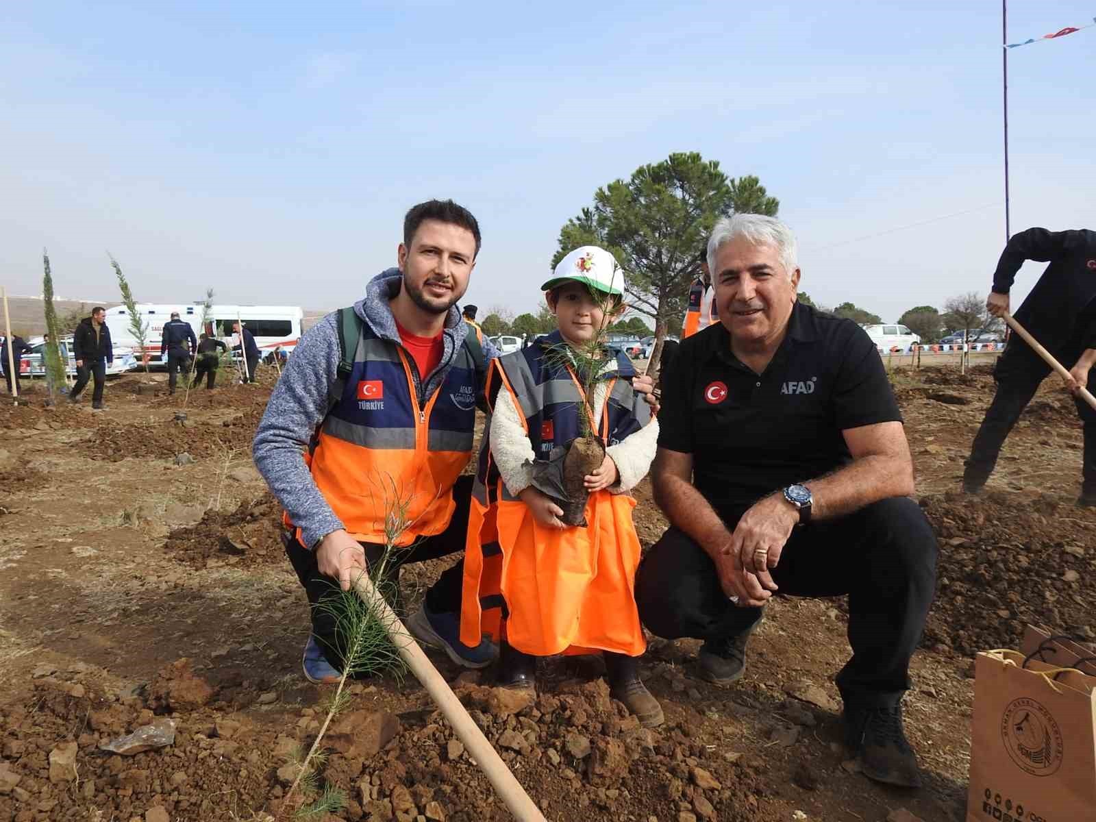 11 KASIM MİLLİ AĞAÇLANDIRMA GÜNÜ KAPSAMINDA KİLİS'TE DÜZENLENEN FİDAN DİKİMİ TÖRENİNDE BİNLERCE...