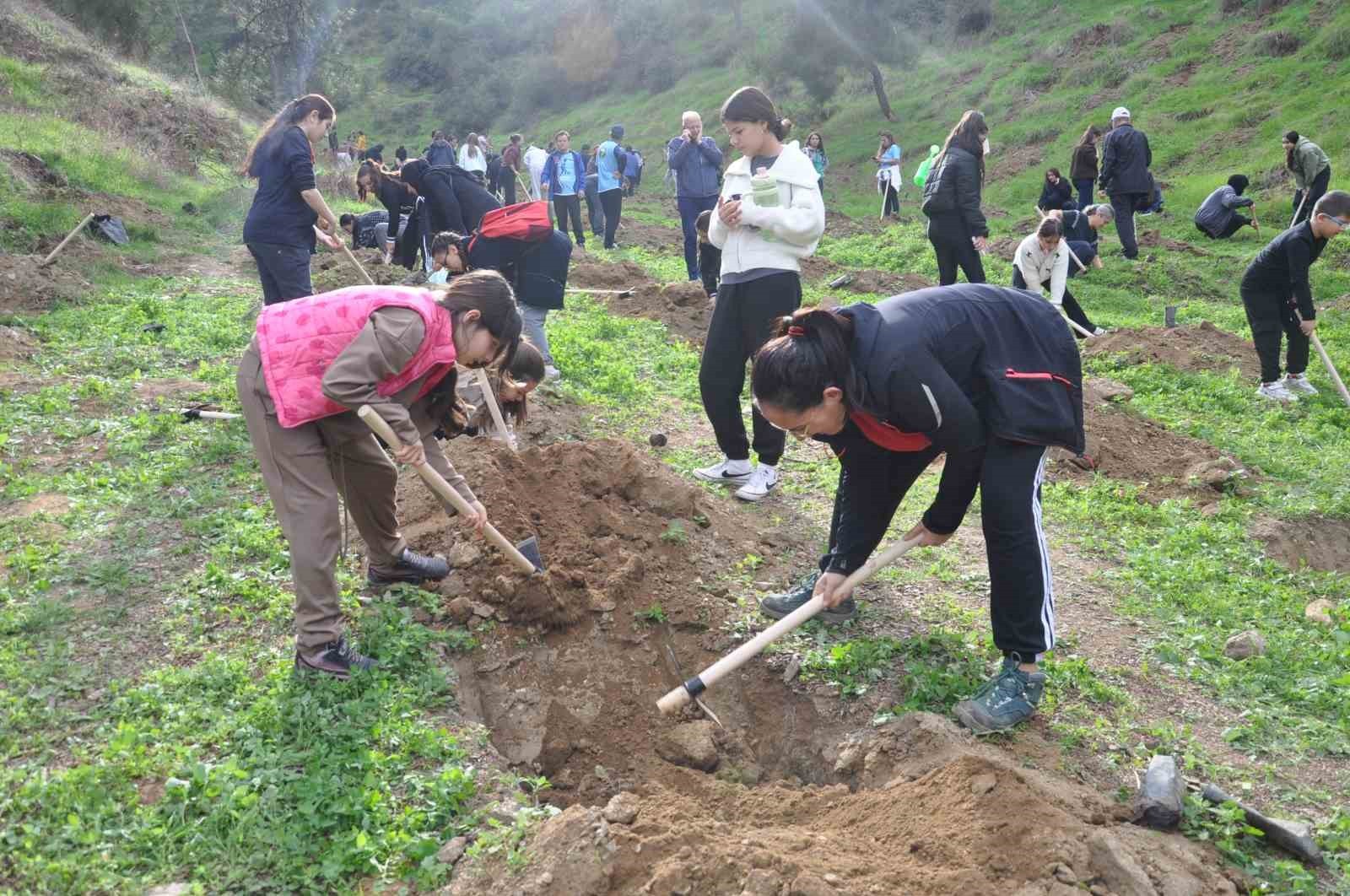 11 KASIM MİLLİ AĞAÇLANDIRMA GÜNÜ’NDE, MANİSA’NIN SALİHLİ İLÇESİNDE YÜZLERCE FİDAN TOPRAKLA...