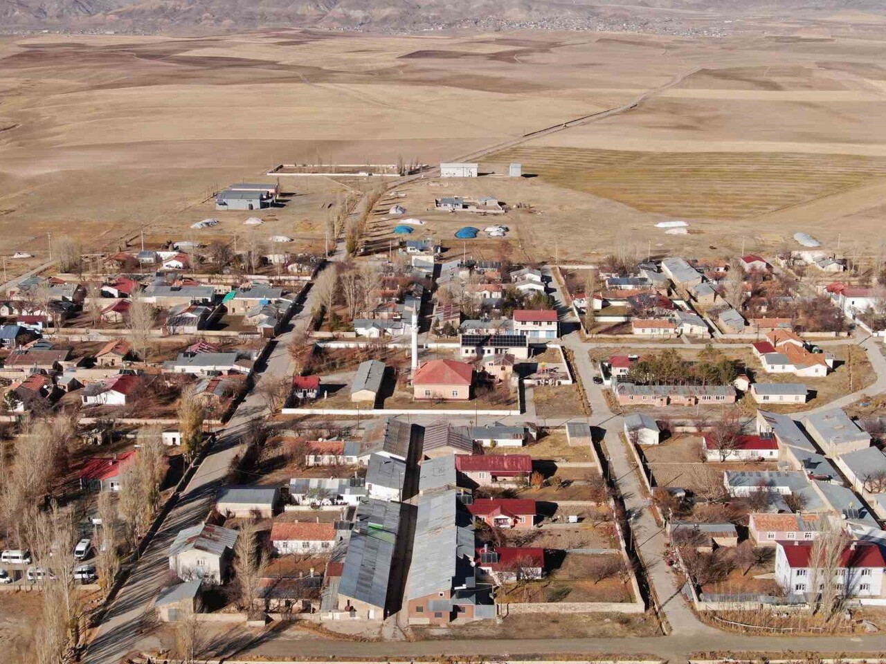 1965 YILINDA ÖZENLE VE SİMETRİK BİR PLANLA İNŞA EDİLEN EVLER, ARALARINDAKİ YEMYEŞİL DOKUYU SARAN...