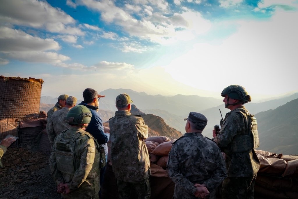 2. ORDU KOMUTANI KORGENERAL ZORLU TOPALOĞLU,  HAKKARİ VALİSİ ALİ ÇELİK İLE BİRLİKTE SINIRIN UÇ...