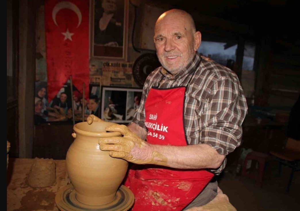 2022 YILINDA 'YAŞAYAN İNSAN HAZİNELERİ' ÖDÜLÜNÜ LAYIK GÖRÜLEN 83 YAŞINDAKİ ÇÖMLEK USTASI SALİM...