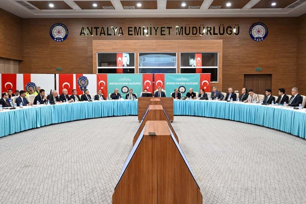 2025-2026 YILI KIŞ MEVSİMİ TRAFİK TEDBİRLERİ TOPLANTISI, ANTALYA VALİSİ HULUSİ ŞAHİN BAŞKANLIĞINDA...