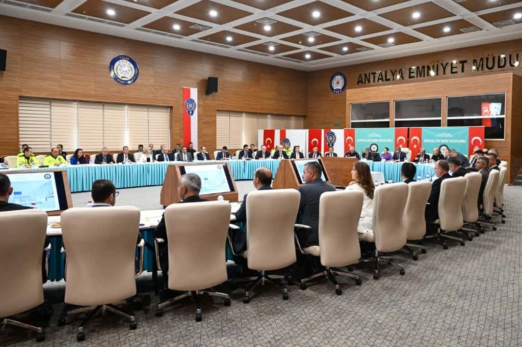 2025-2026 YILI KIŞ MEVSİMİ TRAFİK TEDBİRLERİ TOPLANTISI, ANTALYA VALİSİ HULUSİ ŞAHİN BAŞKANLIĞINDA...