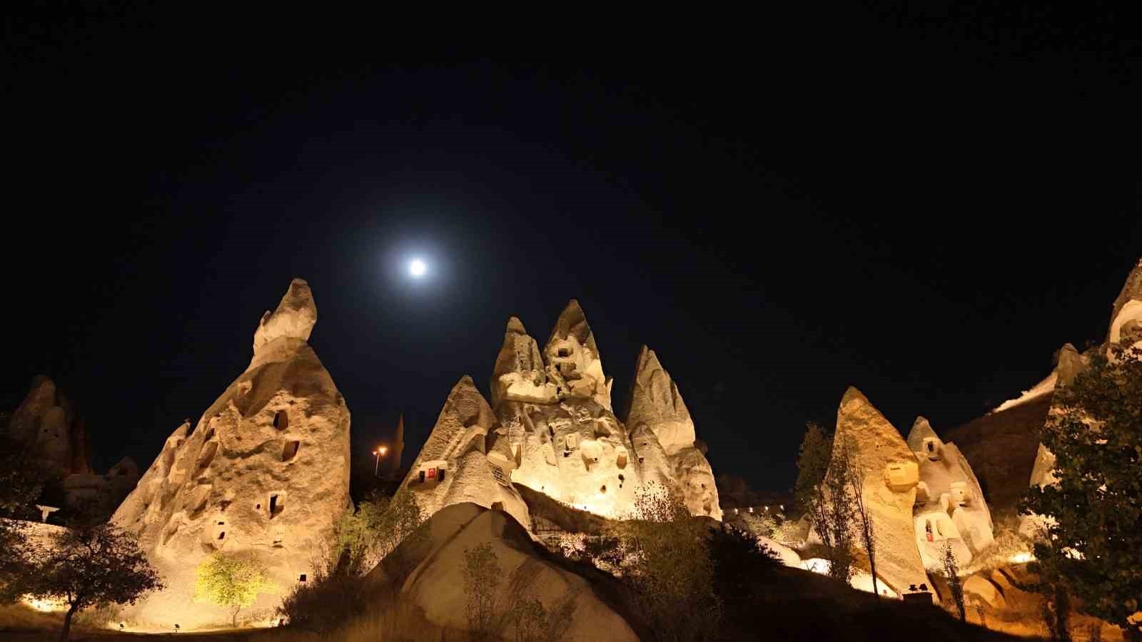 2025 YILININ EN BÜYÜK VE EN PARLAK "KUNDUZ SÜPER AY"I KAPADOKYA’DA GÖRSEL BİR ŞÖLEN OLUŞTURDU....