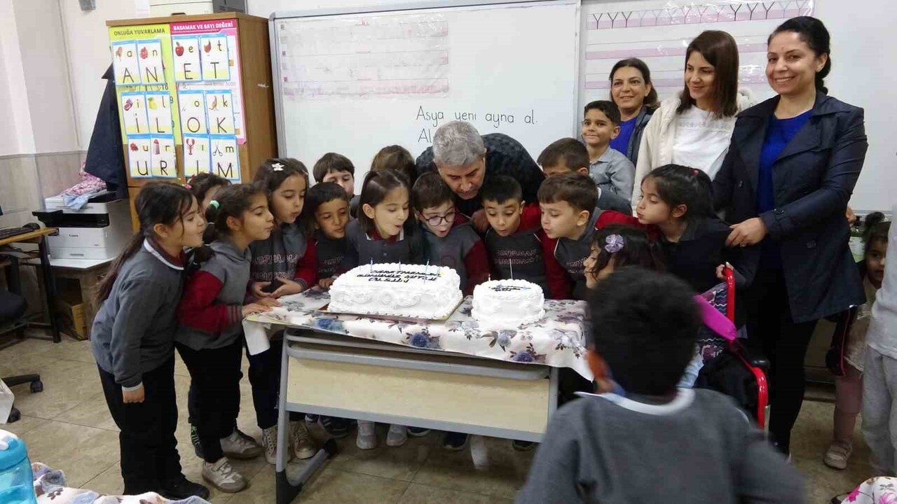 24 KASIM ÖĞRETMENLER GÜNÜ NEDENİYLE ÖĞRENCİLER VE VELİLER PASTA ALARAK, KADİR ÖZER’İN ÖĞRETMENLER...