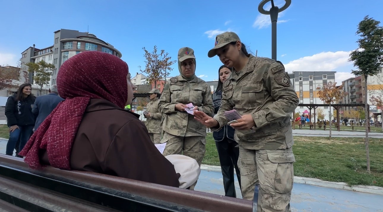 25 KASIM KADINA YÖNELİK ŞİDDETE KARŞI ULUSLARARASI MÜCADELE GÜNÜ DOLAYISIYLA, YÜKSEKOVA'DA İLÇE...