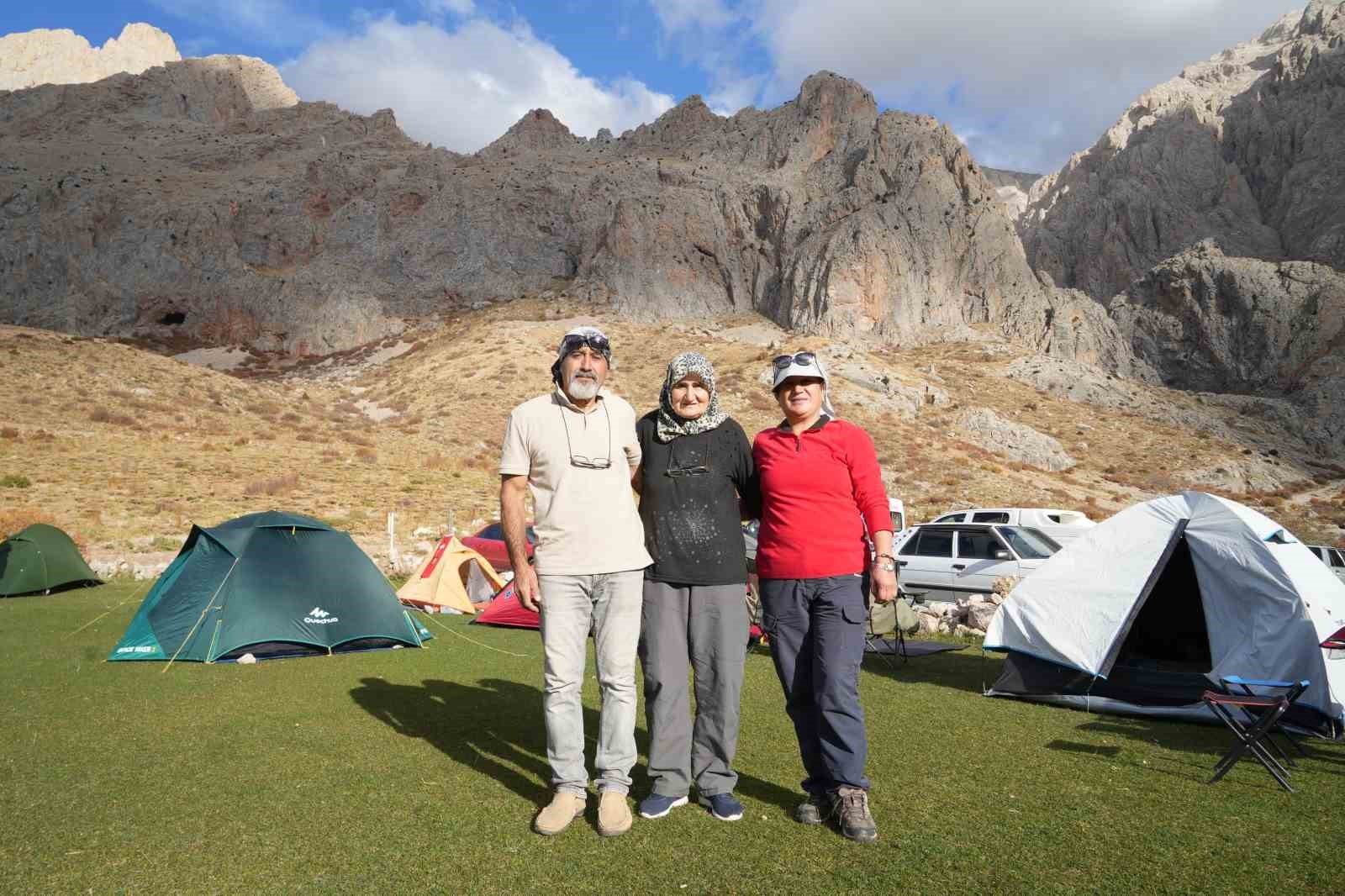 3 YIL ÖNCE BAŞLADIĞI DAĞCILIĞI 72 YAŞINDA TUTKUYLA SÜRDÜREN SİVASLI HATUN OKURKAN, AZMİYLE...