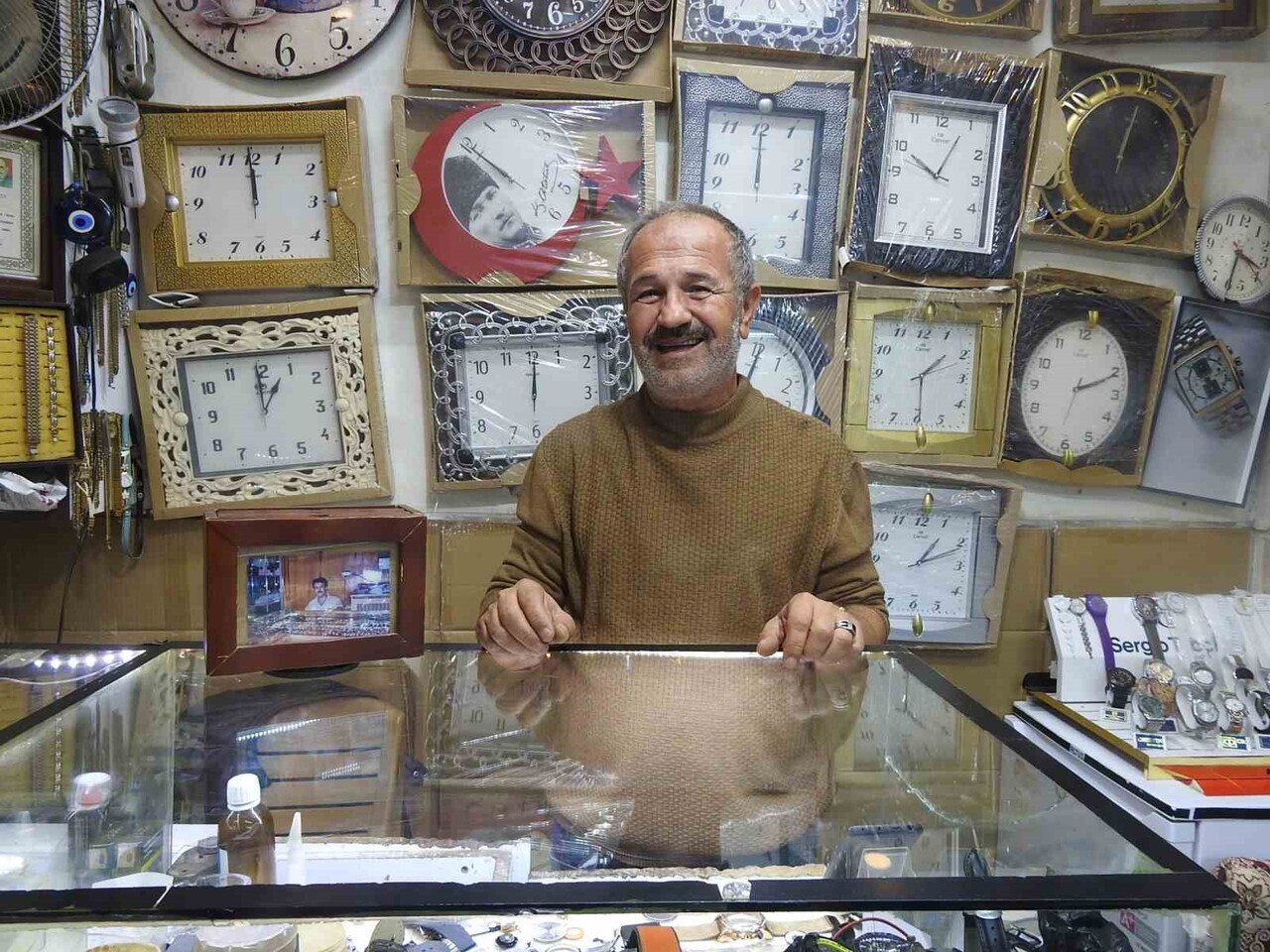 50 YILI AŞKIN TECRÜBESİYLE, 20 YILI İSTANBUL’DA GEÇEN SAATÇİ ALİ USTA KİLİS’TE MESLEĞİNİ...