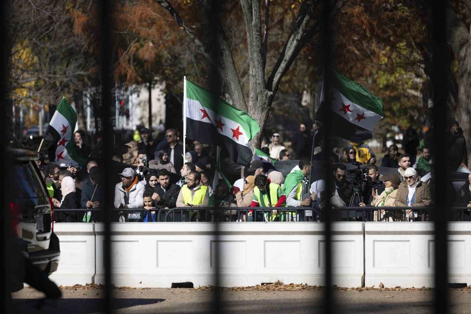 ABD’DEKİ SURİYELİLERDEN EŞ-ŞARA’YA SEVİNÇ GÖSTERİSİ