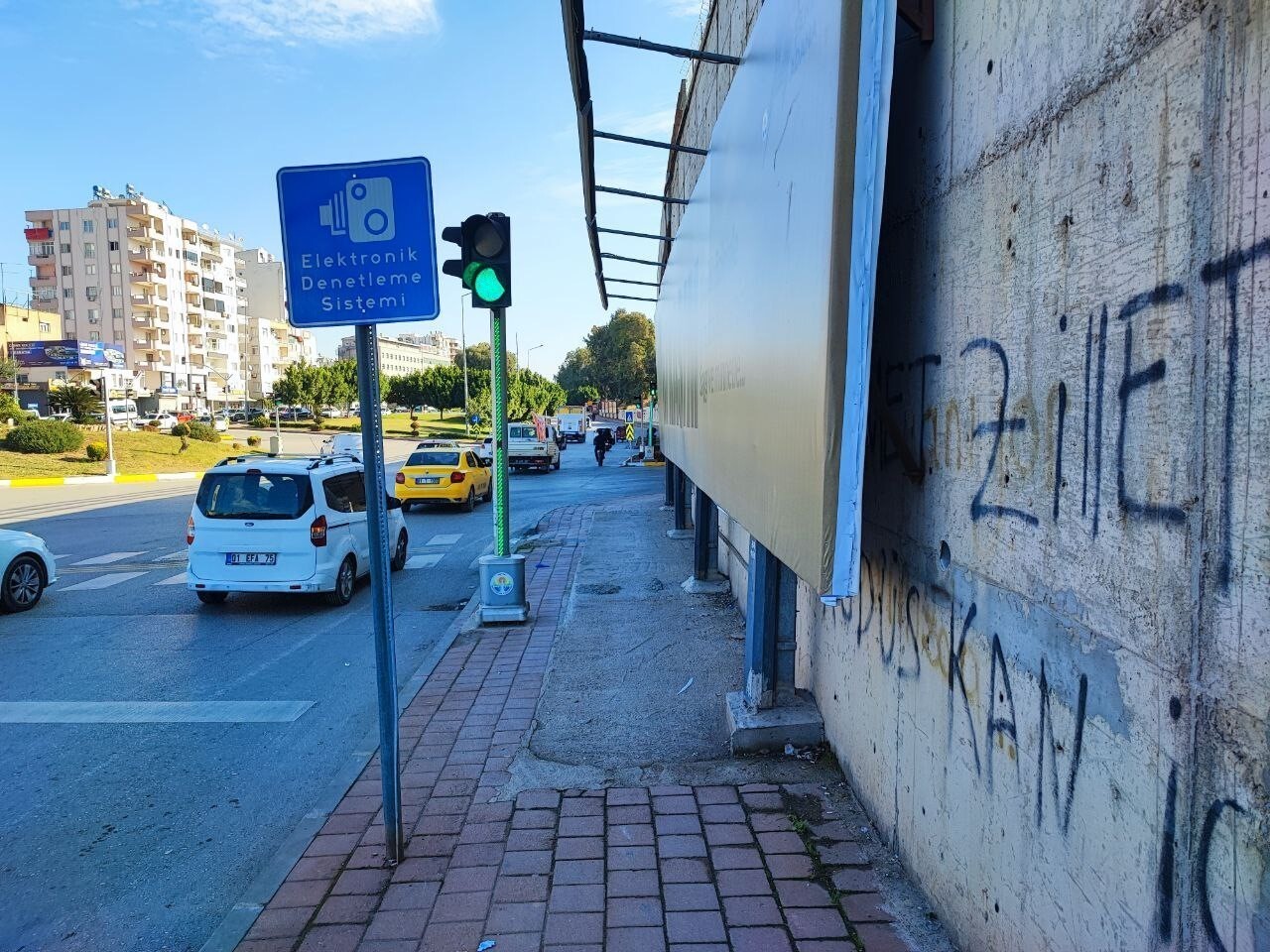 ADANA'DA BELEDİYE TARAFINDAN KALDIRIMA YAPILAN ENGELLİ RAMPASINA, YİNE BELEDİYE TARAFINDAN REKLAM...