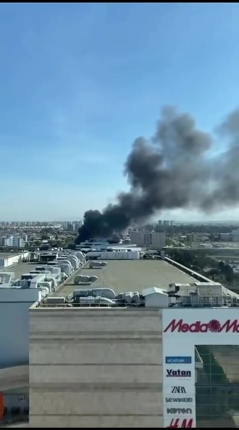 ADANA'DA BİR HURDACI DÜKKANINDA ÇIKAN YANGIN İTFAİYE EKİPLERİNCE SÖNDÜRÜLDÜ.