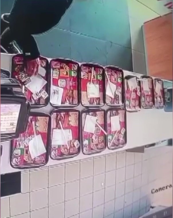 ADANA'DA BİR RESTORANIN KASASINDA, YEMEK TEPSİSİNDE BULUNAN CEP TELEFONUNUN ÇALINDIĞI ANLAR...