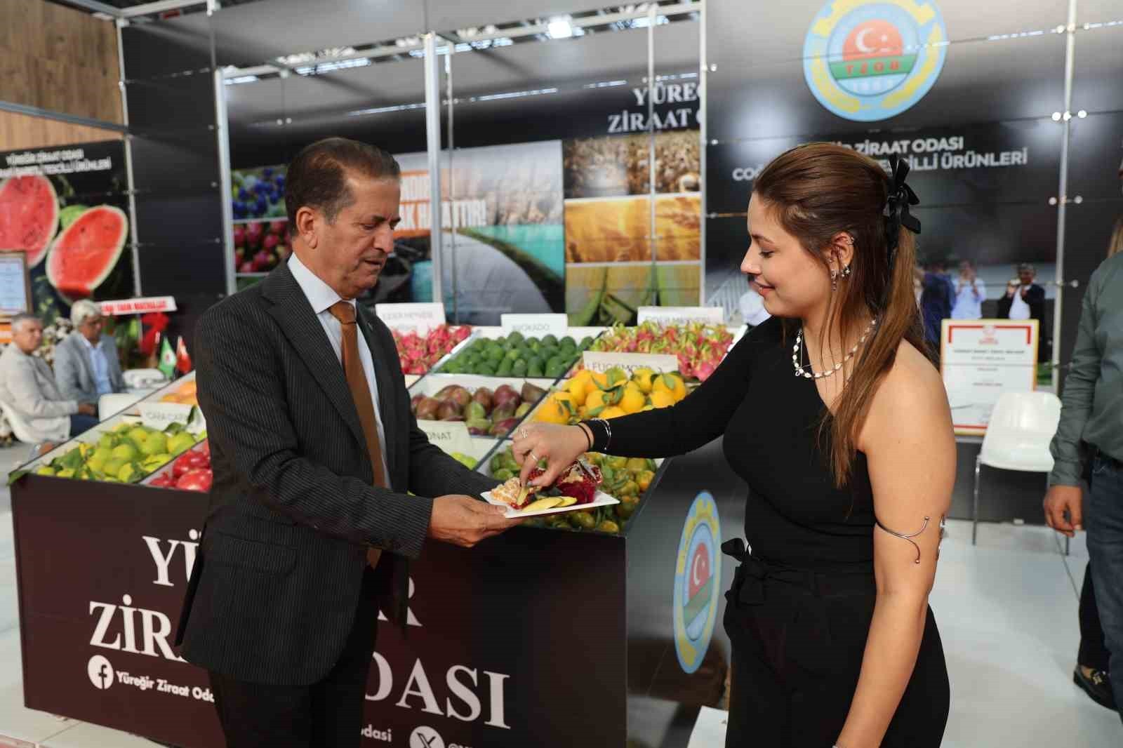 ADANA'DA BUĞDAY, PAMUK VE NARENCİYE GİBİ GELENEKSEL ÜRÜNLER YERİNE YETİŞTİRİLEN EJDER MEYVESİ...