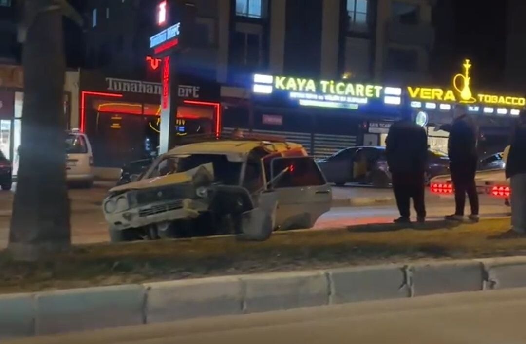ADANA'DA GECE OTOMOBİLİN TIRA ARKADAN ÇARPMASI SONUCU SÜRÜCÜ YARALANIRKEN, O ANLAR SANİYE SANİYE...