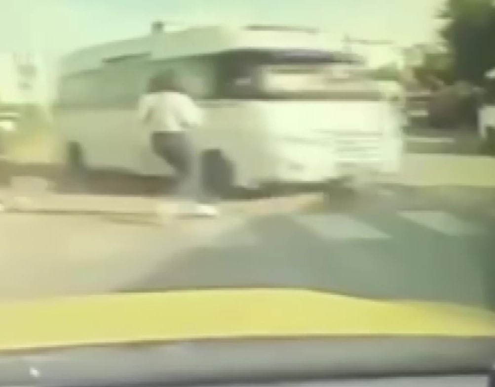 ADANA'DA KONTROLDEN ÇIKAN YOLCU MİNİBÜSÜ, REFÜJE ÇIKARAK YOLUN KARŞI TARAFINA GEÇTİ VE 4 ARACA...