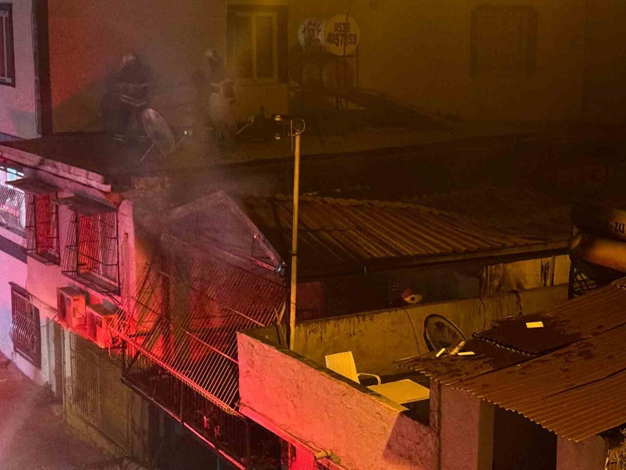 ADANA'DA MÜSTAKİL EVDE ÇIKAN YANGINDA, EV TAMAMEN ALEVLERE TESLİM OLDU. YANGINDA ŞANS ESERİ KİMSE...