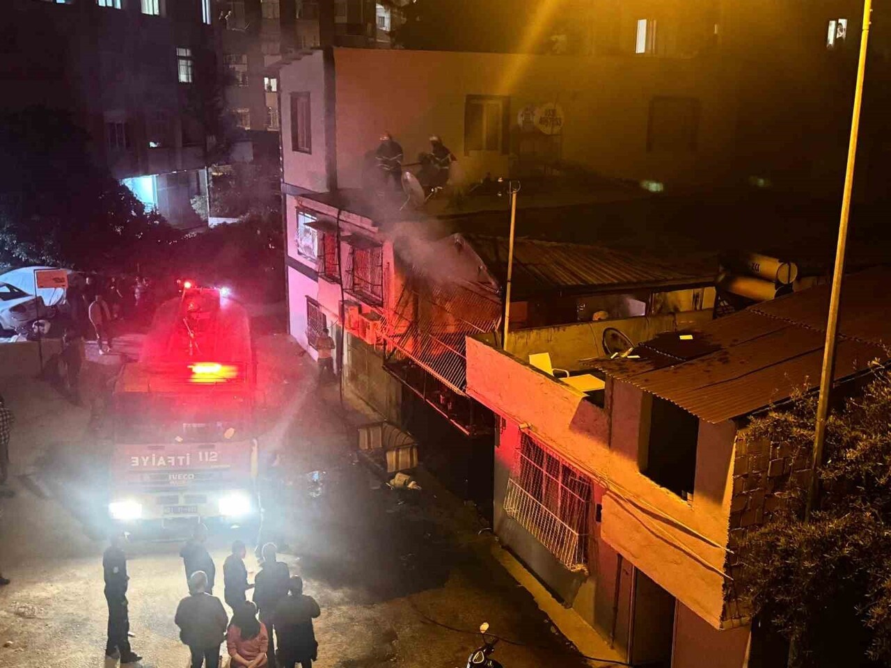 ADANA'DA MÜSTAKİL EVDE ÇIKAN YANGINDA, EV TAMAMEN ALEVLERE TESLİM OLDU. YANGINDA ŞANS ESERİ KİMSE...