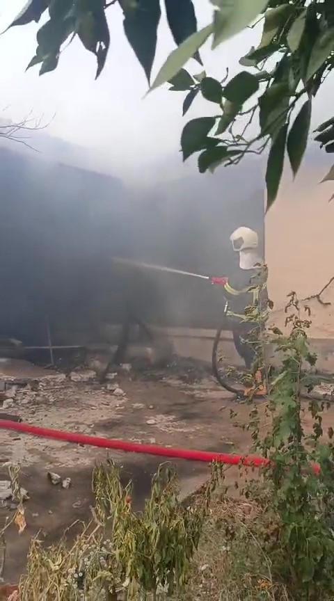 ADANA'NIN CEYHAN İLÇESİNDE MÜSTAKİL BİR EVDE ÇIKAN YANGINDA 75 YAŞINDAKİ BEDENSEL ENGELLİ KADIN...