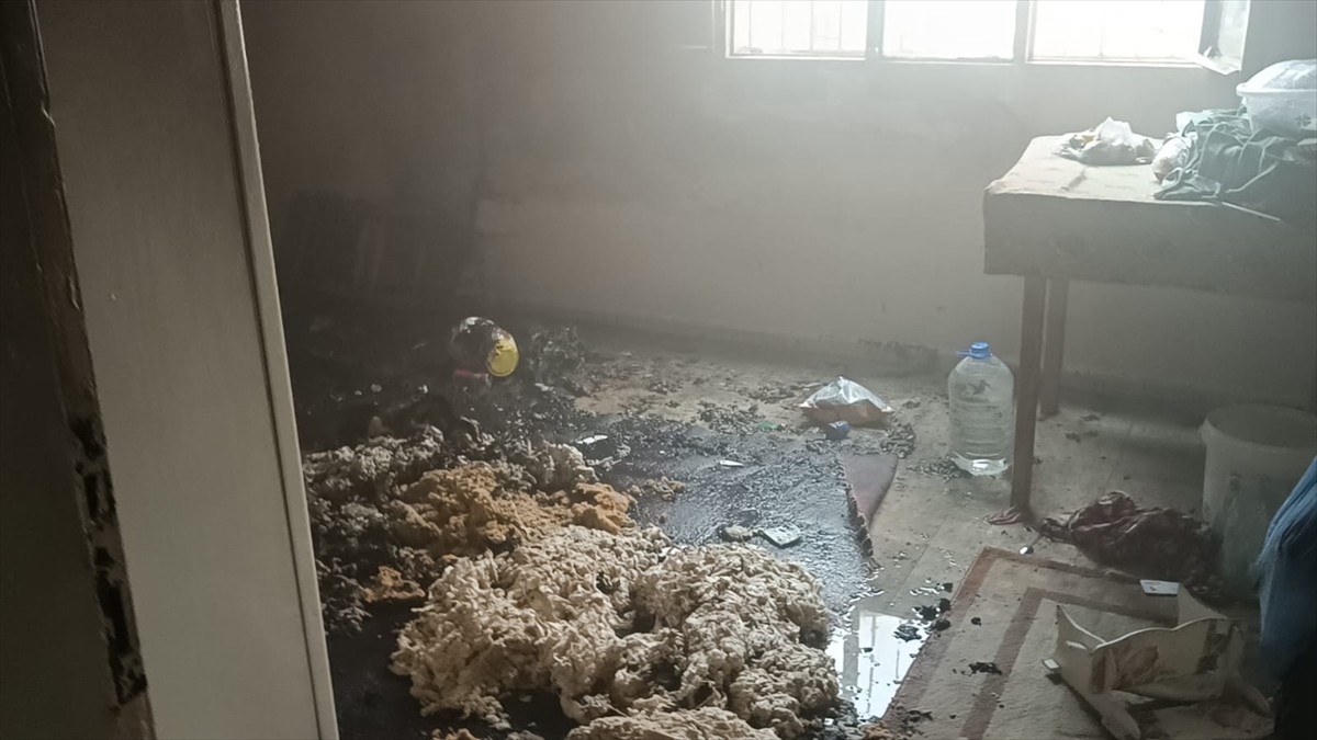 Adana'nın Kozan ilçesinde evde çıkan yangında dumandan etkilenen anneyle kızı hastaneye...