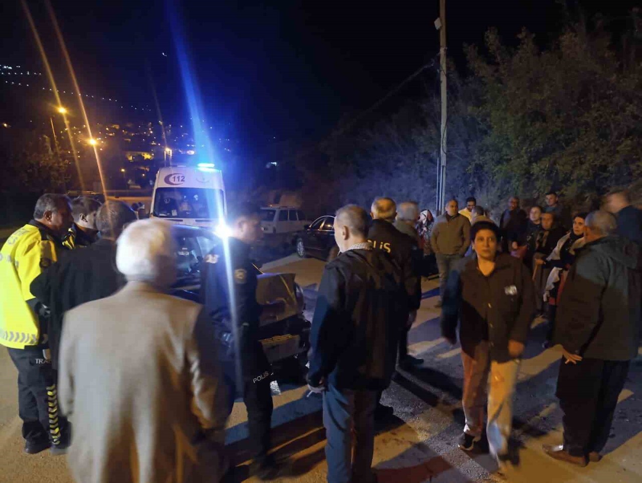 ADANA'NIN  KOZAN İLÇESİNDE İKİ OTOMOBİLİN ÇARPIŞMASI SONUCU MEYDANA GELEN TRAFİK KAZASINDA 3 KİŞİ...