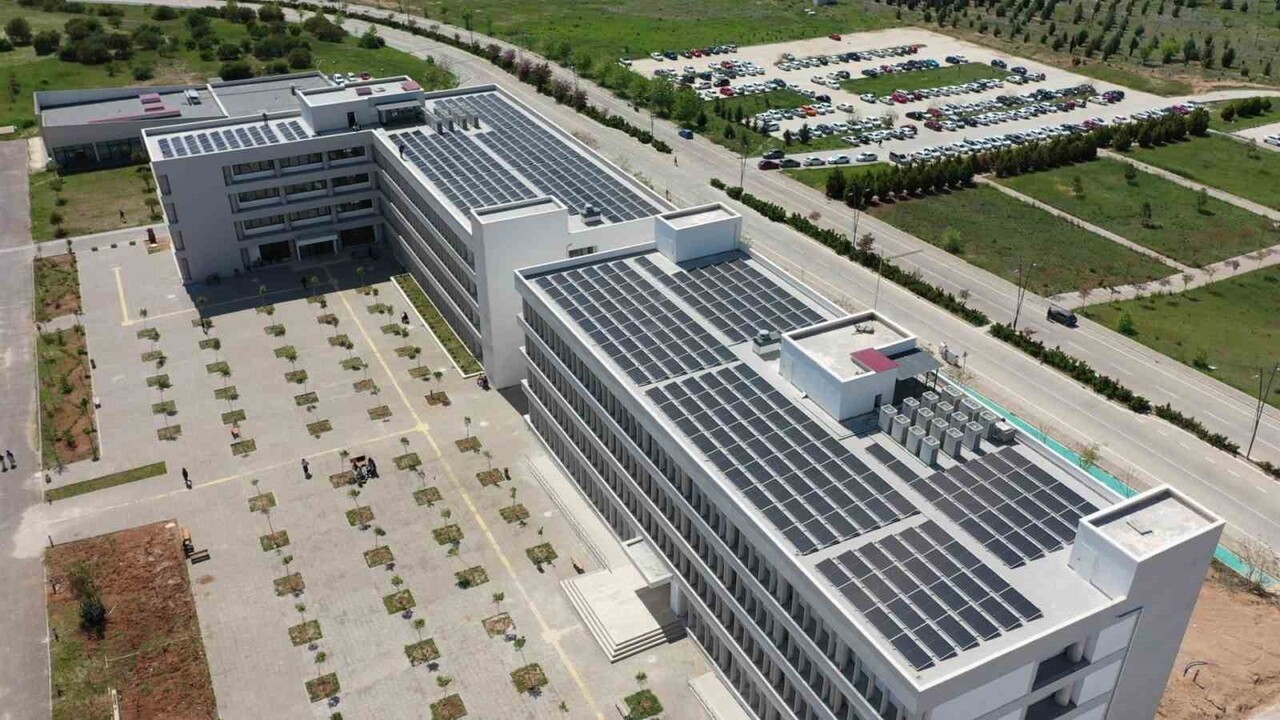 ADANA ALPARSLAN TÜRKEŞ BİLİM VE TEKNOLOJİ ÜNİVERSİTESİ, TÜKETTİĞİ ELEKTRİĞİ KARŞILAYABİLMEK İÇİN...