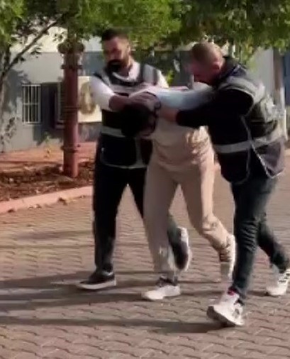 ADANA’DA BELEDİYENİN FOTOĞRAF SALONU SÖZLEŞMESİ YÜZÜNDEN ÇIKAN KAVGA SIRASINDA 1 KİŞİ HAVAYA ATEŞ...