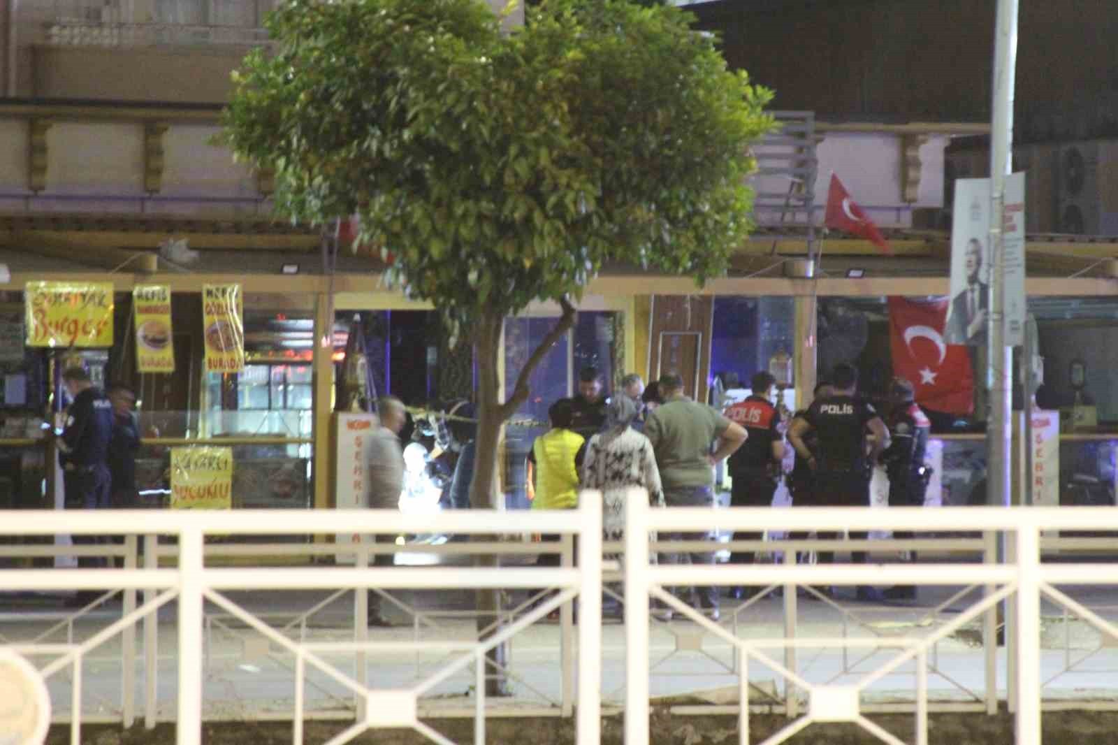 ADANA’DA BİR KAFE ÇALIŞANI KENDİSİNDEN PARA İSTEYEN AKRABASINI POMPALI TÜFEK İLE BACAĞINDAN...