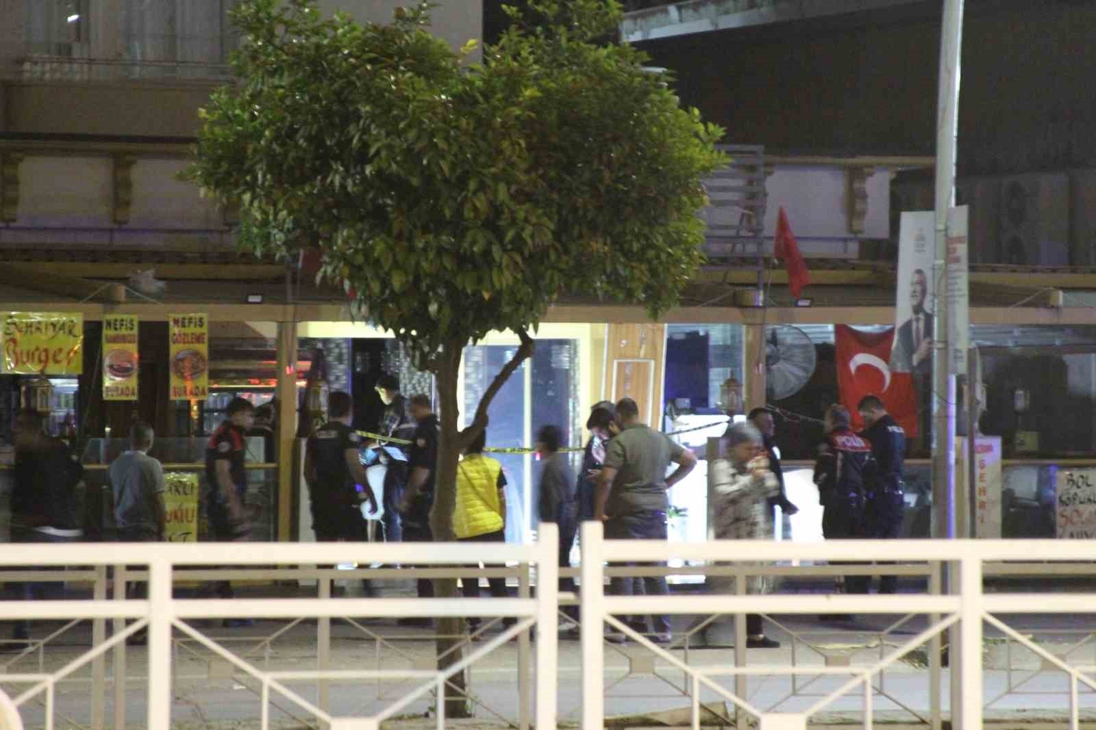 ADANA’DA BİR KAFE ÇALIŞANI KENDİSİNDEN PARA İSTEYEN AKRABASINI POMPALI TÜFEK İLE BACAĞINDAN...