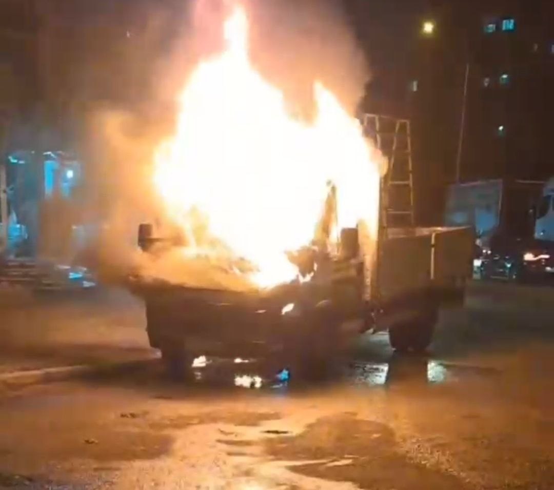 ADANA’DA GECE PARK HALİNDEKİ KAMYONET YANARAK KULLANILAMAZ HALE GELDİ.