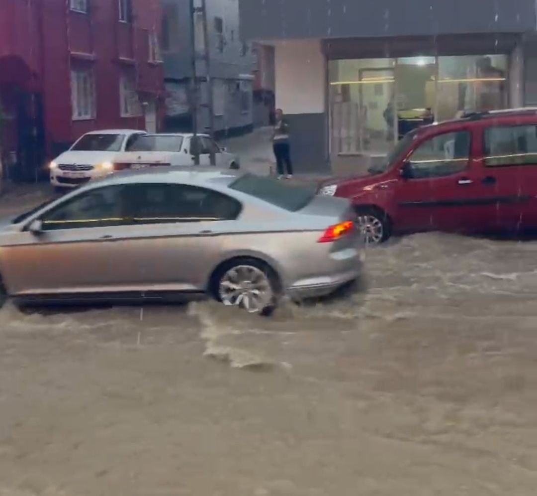 ADANA’DA KISA SÜRELİ YAĞMUR YOLLARI NEHRE ÇEVİRİRKEN, SÜRÜCÜLER ZOR ANLAR YAŞADI.