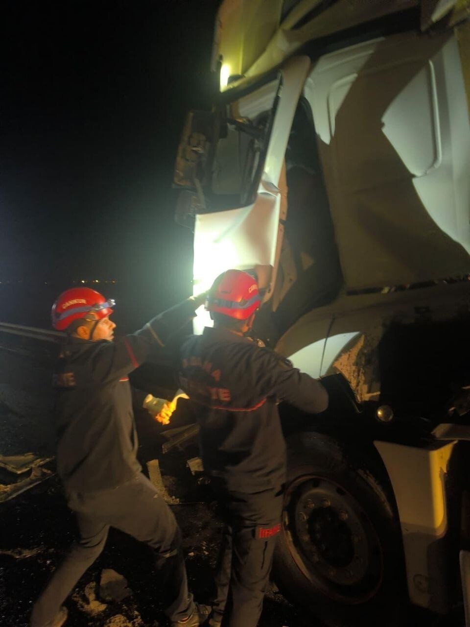 ADANA’DA OTOYOLDA TIRIN EMNİYET ŞERİDİNDE PARK HALİNDEKİ TUR OTOBÜSÜNE ARKADAN ÇARPMASI SONUCU 1’İ...