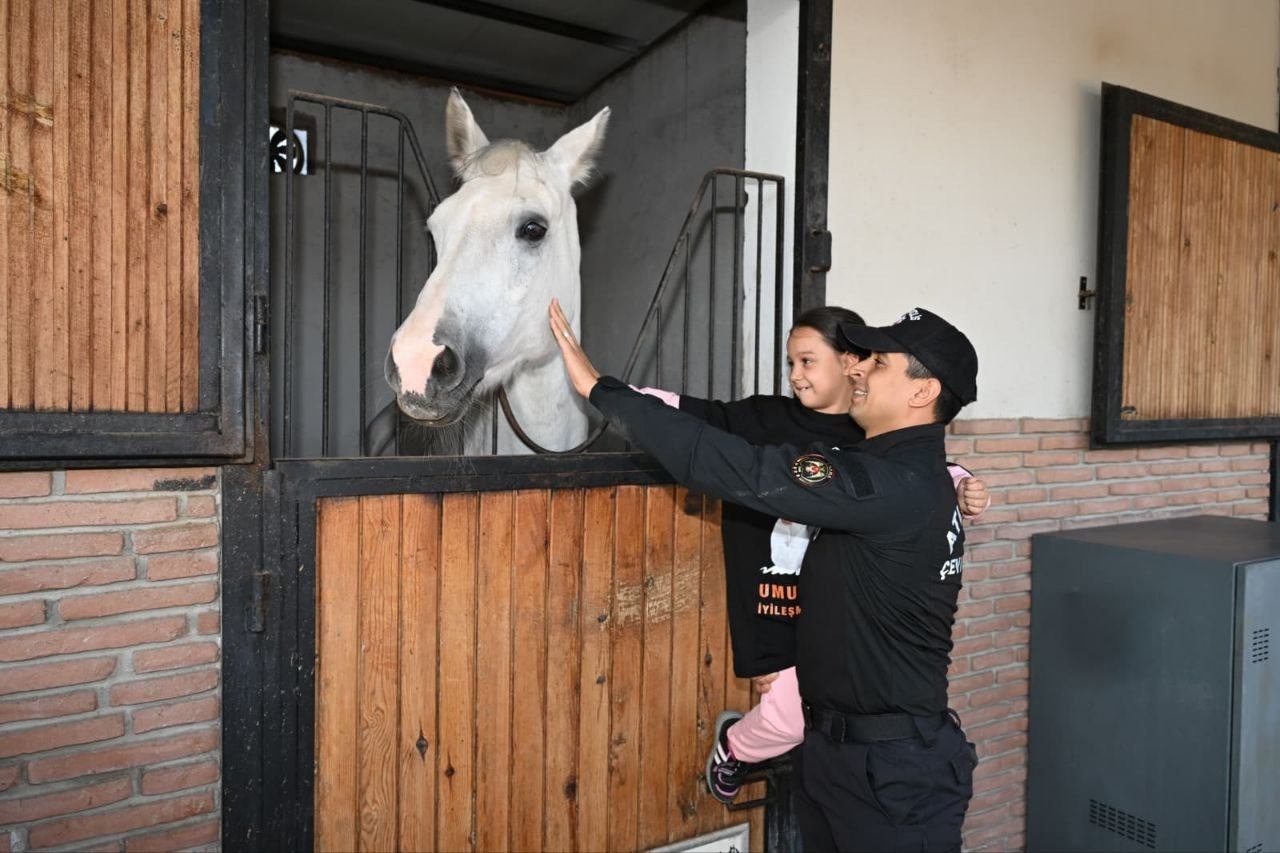 ADANA’DA POLİS LÖSEMİ HASTASI 30 ÇOCUĞU ATLI BİRLİĞE GÖTÜRÜP ONLARA AT SEVDİRİP HAVAYA UÇAN BALON...