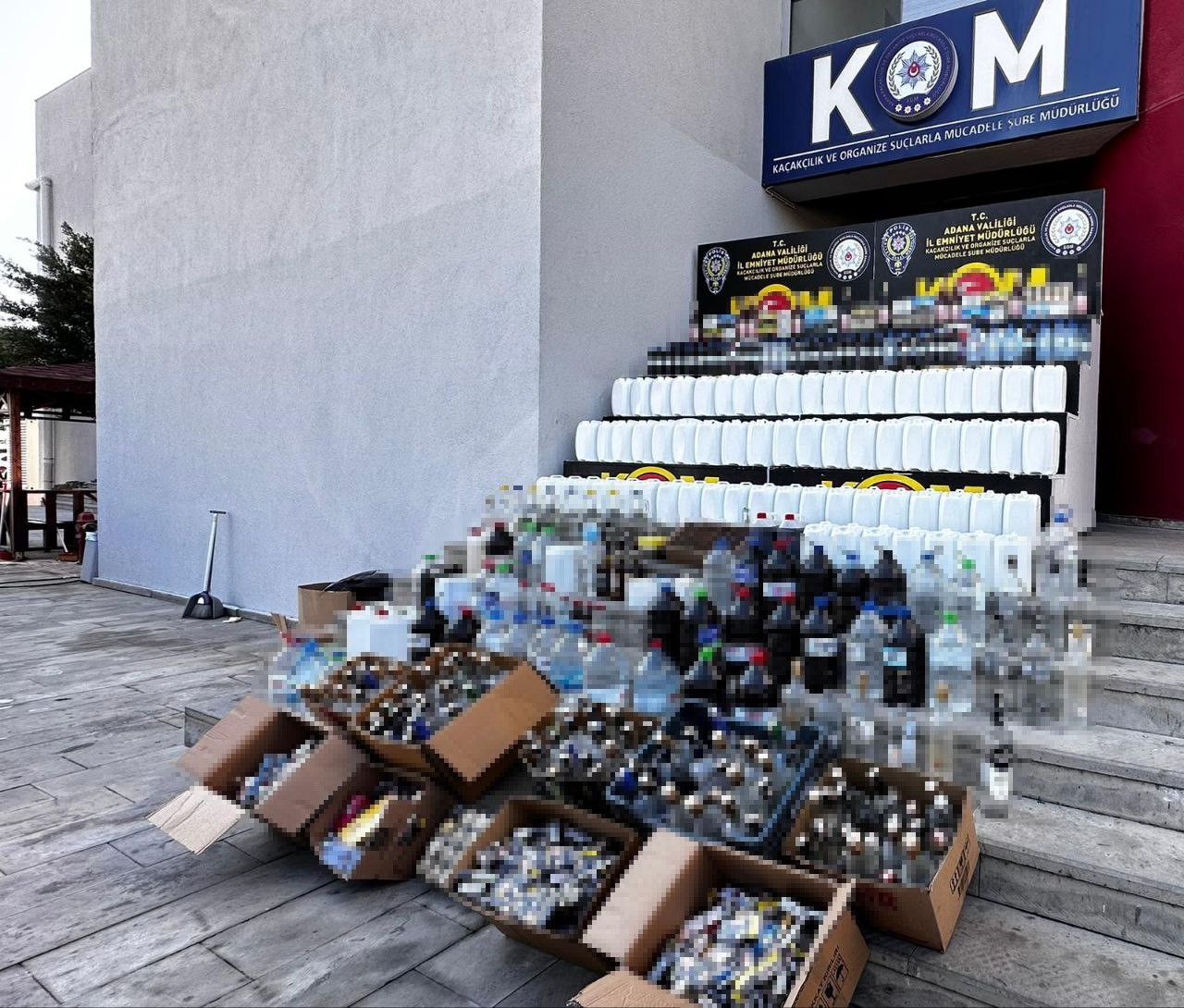 ADANA’DA YAPILAN KAÇAK İÇKİ OPERASYONUNDA 706 LİTRE KAÇAK ALKOL, 25 ŞİŞİ KAÇAK İÇKİ ELE GEÇİRİLDİ....