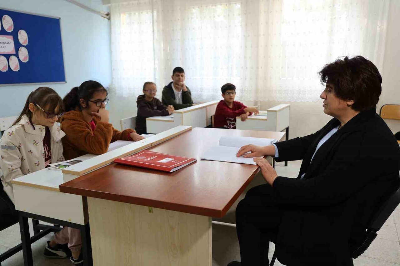 ADANA’DA YAŞAYAN GÖRME ENGELLİ TÜRKÇE ÖĞRETMENİ ZÜLEYHA EKER, 22 YILDIR KENDİSİ GİBİ GÖRME ENGELLİ...