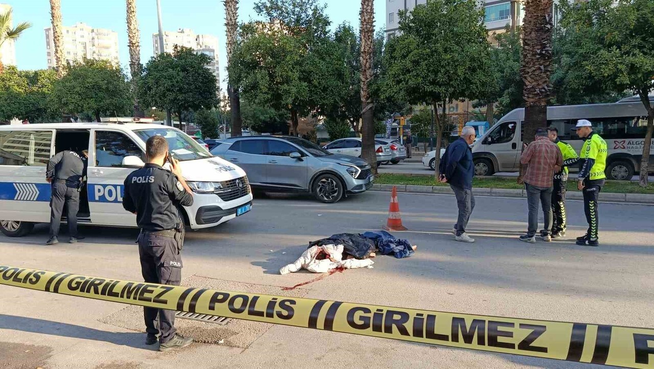 ADANA’DA YAYA GEÇİDİNDEN BİSİKLETİYLE KARŞIYA GEÇMEK İSTEYEN 12 YAŞINDAKİ ÇOCUK, LÜKS OTOMOBİLİN...