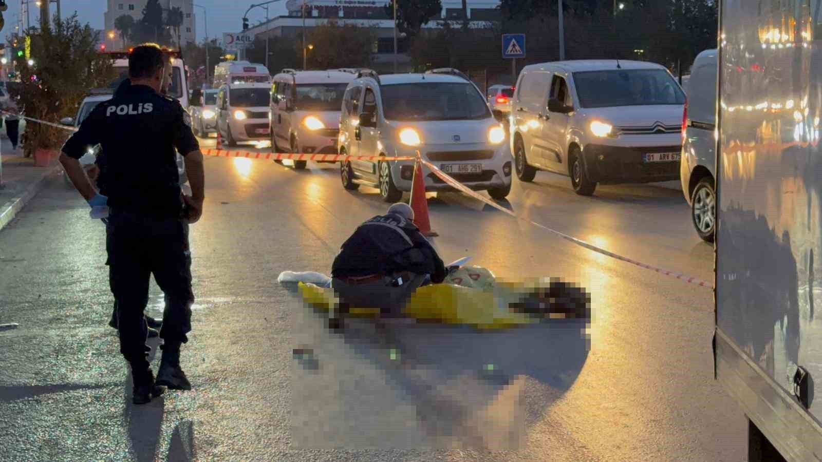 ADANA’DA YOLUN KARŞISINA GEÇMEYE ÇALIŞAN YAŞLI ADAM, KAMYONUN ALTINDA KALARAK HAYATINI...