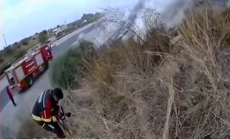 ADANA’DAN MERSİN İSTİKAMETİNE SEYREDEN OTOMOBİLİN KONTROLDEN ÇIKARAK ALEV ALMASI SONUCU ANNE VE...