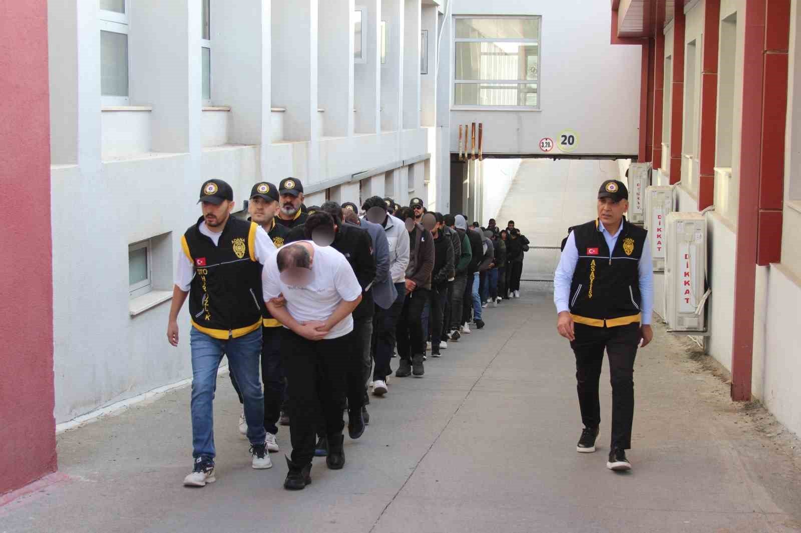 ADANA MERKEZLİ 23 İLDE DÜZENLENEN DEV OPERASYONDA, 12 İNŞAAT FİRMASINI "UYGUN FİYATA DEMİR SATMA"...