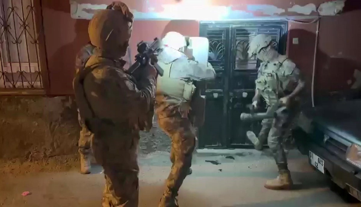 ADANA MERKEZLİ 6 İLDE DÜZENLENEN OPERASYONDA SİLAH TİCARETİ YAPAN ŞEBEKEYE OPERASYON...