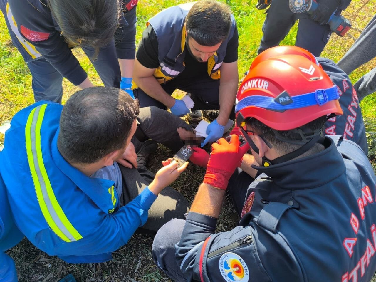 ADANA’NIN CEYHAN İLÇESİNDE AYAĞI MOTORLU TESTEREYE SIKIŞAN VATANDAŞ İTFAİYE EKİPLERİ TARAFINDAN...