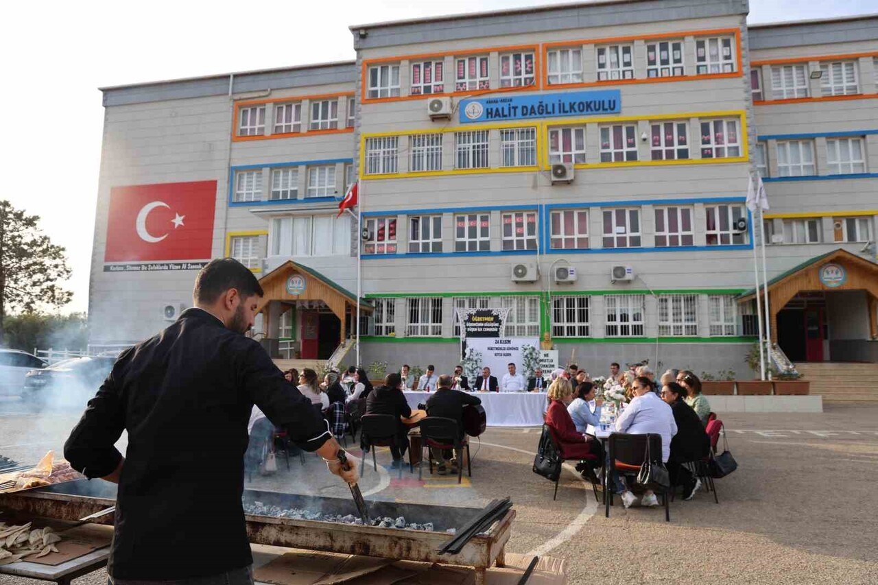ADANA’NIN KOZAN İLÇESİNDE 24 KASIM ÖĞRETMENLER GÜNÜ, DAVUL ZURNA VE MANGAL ATEŞİYLE ADETA ADANA...