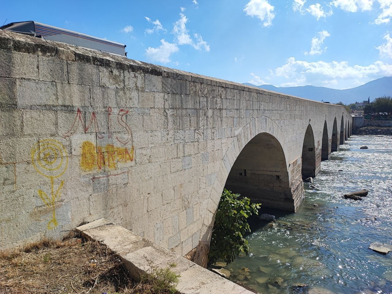 ADANA’NIN YÜREĞİR İLÇESİNDEKİ ANADOLU'NUN İLK ROMA KÖPRÜSÜ OLARAK BİLİNEN MİSİS KÖPRÜSÜNE SPREY...